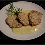 Filetto di lombino al sesamo su crema di lupini e porri di cervere