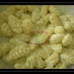 Gnocchi di patate con crema di Philadelphia, mandorle e basilico fresco Gnocchi di patate con crema di Philadelphia, mandorle e basilico fresco