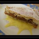 Crostata di noci e miele con salsa alla vaniglia