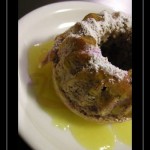 Torta alle noci con salsa d