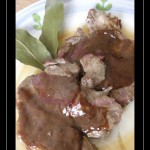 Fettine di coppa di maiale con salsa di prugne