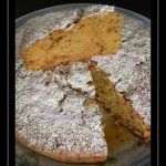 Torta soffice di carote con amaretti, cioccolato e cannella