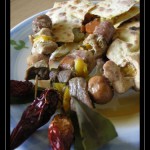 Tortillas di ceci con verdurine e piccoli spiedini di carne