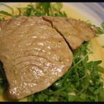 Trancio di tonno marinato su letto di rucola