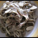 Tagliatelle di grano saraceno con salsa di noci e lamelle di mandorle