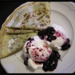 Crepes con salsa calda di mirtilli e gelato al fior di latte