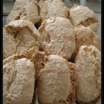Nuvole croccanti con mandorle e scorza di limone