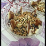 Coppa di crema al mascarpone con pere, salsa di cioccolato e caffè e granella di nocciole ed amaretto