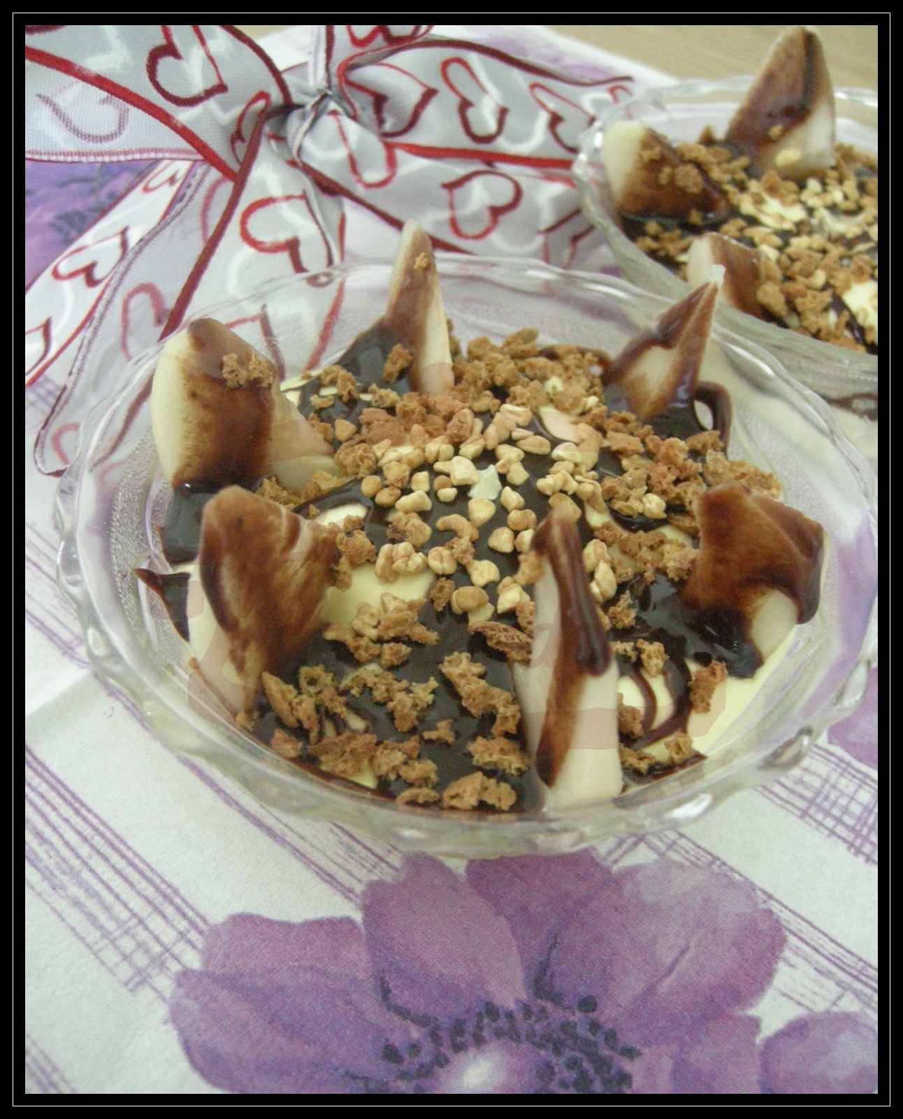 Coppa di crema al mascarpone con pere, salsa di cioccolato e caffè e granella di nocciole ed amaretto