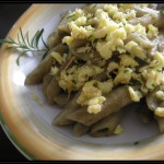 Penne con vellutata di carciofi e mimosa di uova strapazzate ed erba cipollina