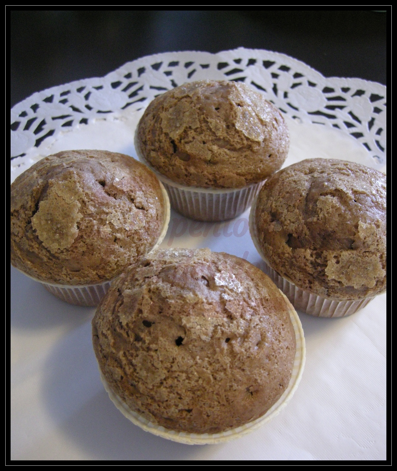 Muffin con crema al cioccolato farciti con crema alla vaniglia ed amarene