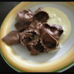 Tortelloni al cacao ripieni di mozzarella di bufala accompagnati da crema di asparagi e patate