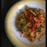 Farfalle con pomodorini pachino e fili di zucchine croccanti
