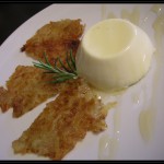 Bavarese al taleggio con rösti di topinambur e miele caldo al rosmarino