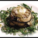 Millefoglie di melanzane con crema di crescenza allo cherry e pesto di salvia