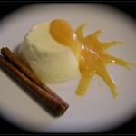 Bavarese al cioccolato bianco con coulis di cachi e cannella