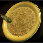 Zuppa di cereali con pesto di pane profumato agli aromi