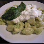Orecchiette al pesto e mozzarella di bufala