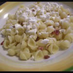 Conchigliette al salame croccante e briciole di primo sale