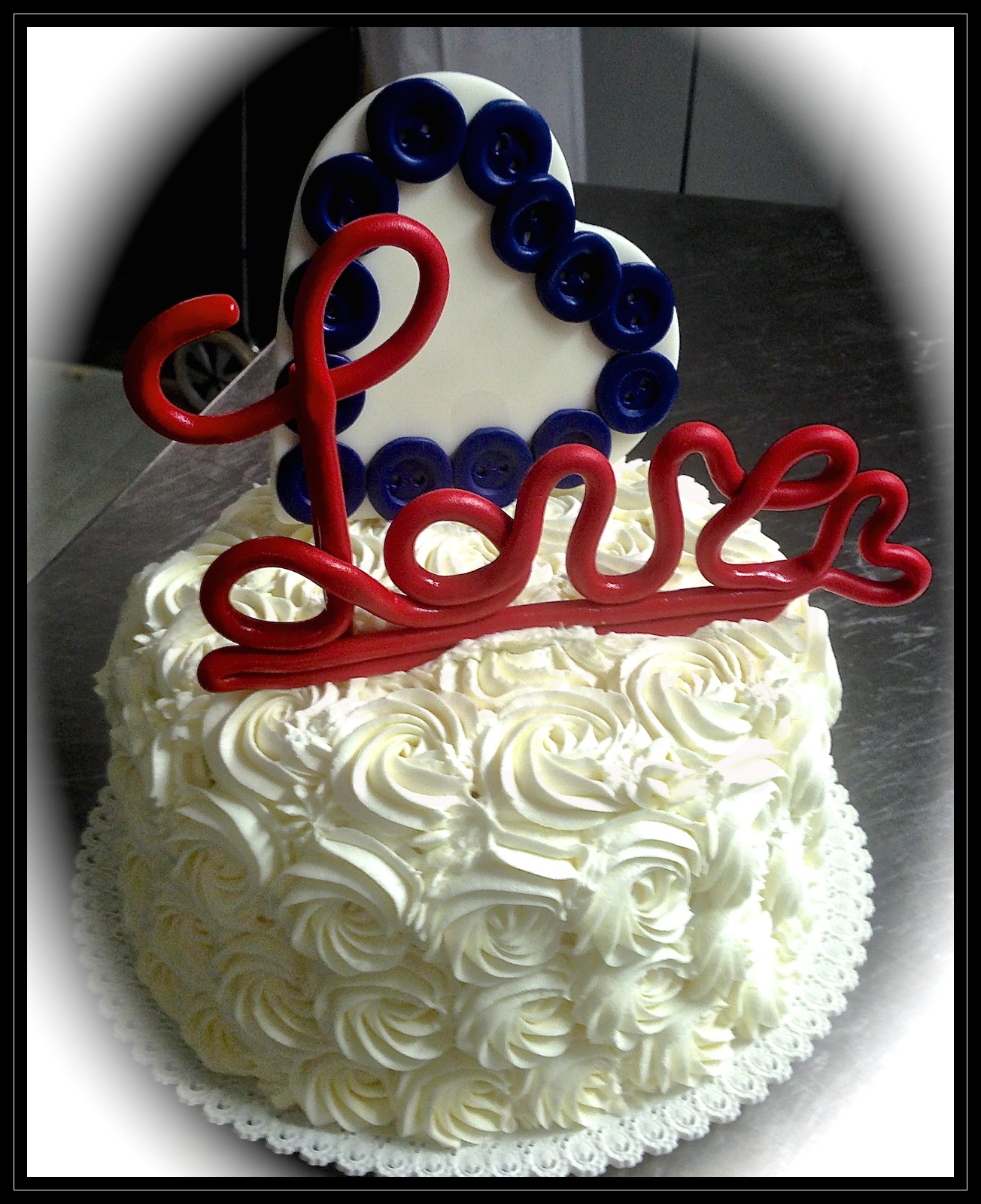 Weddingcake: " Love and buttons on the union jack "