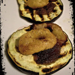 Tartine di melanzane, marmellata di cipolle rosse, totani e mele