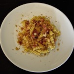 Fusilli con prosciutto affumicato, crostini di pane e patate