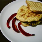 Burger di pollo e prosciutto alla piastra
